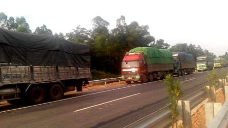 Xe quá tải rầm rập lên cao tốc Nội Bài - Lào Cai “né” trạm cân